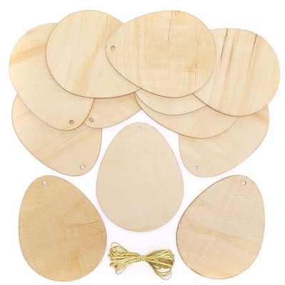 Formas de ovo em madeira clara com fio dourado para pendurar