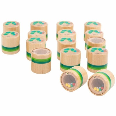 Pequenos tambores de madeira com estampas coloridas e bolinhas coloridas dentro