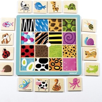 Jogo de encaixe de madeira com padrões de peles de animais e peças com desenhos de vários animais.