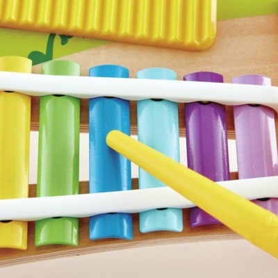 Xilofone de brinquedo colorido com baqueta amarela