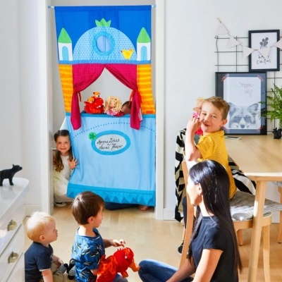 Marioneta de teatro infantil azul tipo castelo com crianças a jogar e bonecos.