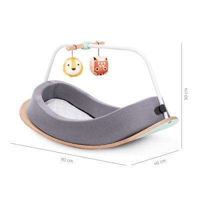 Berço baloiço cinza com base madeira e brinquedos pendurados amarelo e laranja
