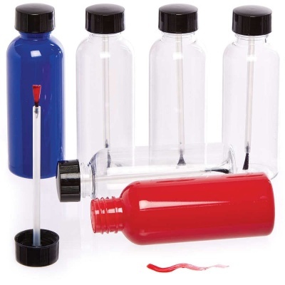 Cinco frascos plásticos com tampas pretas e pincéis aplicadores, um aberto com tinta vermelha