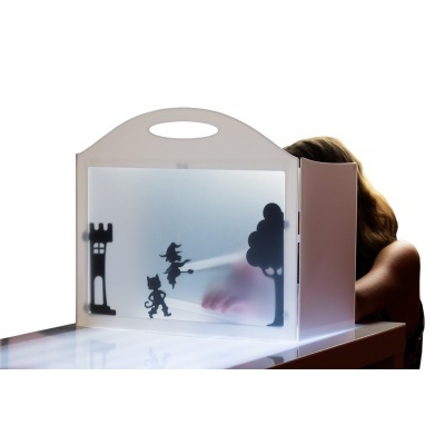 Brinquedo de sombras branco com figuras de torre, árvore, bruxa e gato