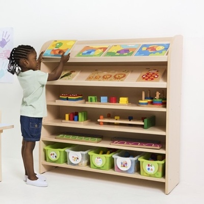 Estante de madeira clara com brinquedos e criança a interagir
