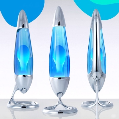 Três lâmpadas lava-lamp azuis com bases metálicas prateadas sobre superfície branca