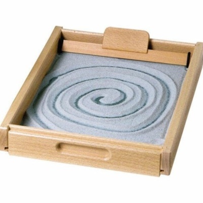 Jardim zen decorativo com caixa de madeira e areia cinzenta em espiral