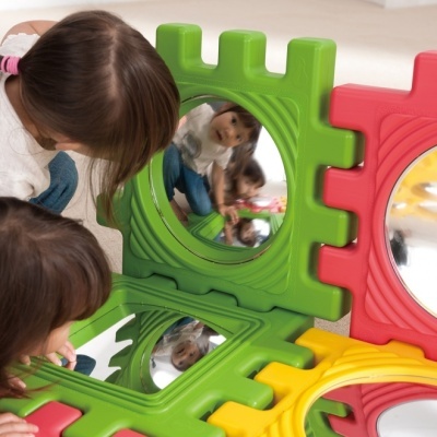 Painéis de brincadeira coloridos com espelhos para crianças