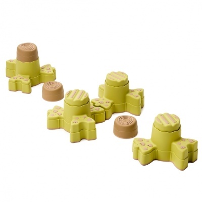 Peças de jogo de construção amarelas e castanhas em formas de patas e cilindros