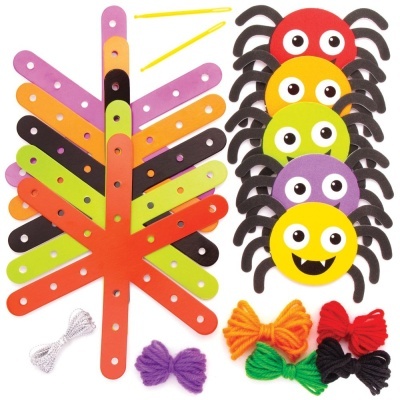 Materiais para atividades manuais com madeira colorida, figuras de aranha e fios de lã coloridos