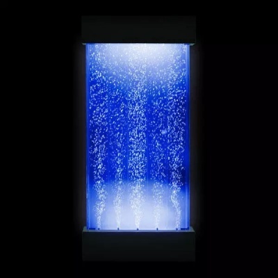 Painel de vidro com água borbulhante iluminada por luzes azuis