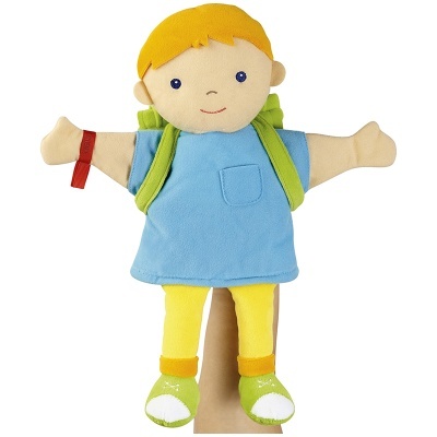 Boneco de peluche com roupa colorida e mochila