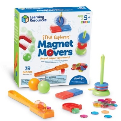 Caixa de brinquedo STEM Explorers Magnet Movers com peças coloridas, incluindo ímanes, bolas, discos e acessórios para experimentos magnéticos.