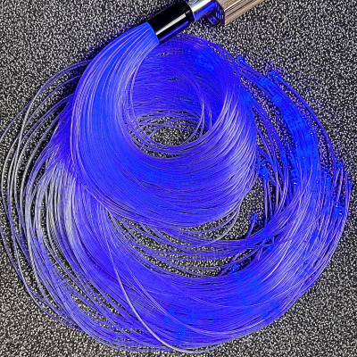 Cabo de fibra ótica com filamentos transparentes e azuis enrolados