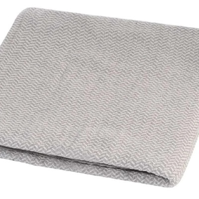 Manta cinzenta clara com padrão de ondulação dobrada