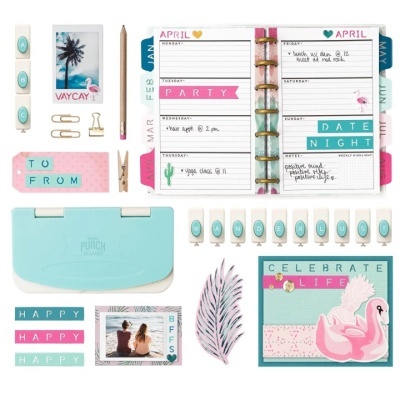 Kit de organização e decoração em cores pastel com planner, etiquetas, fotos, clipes, e ferramenta de perfuração azul claro.