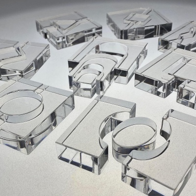 Blocos transparentes de acrílico com letras recortadas