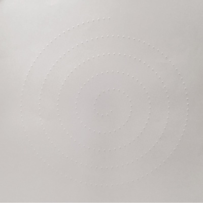 Painel decorativo branco com padrão em espiral pontilhada