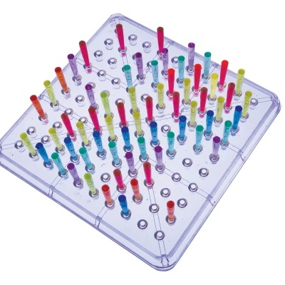 Tabuleiro de jogo quadrado transparente com pinos coloridos variados