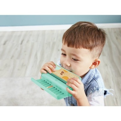 Criança a brincar com carteira de brinquedo verde