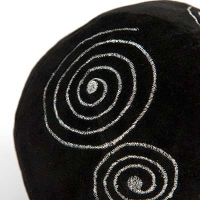 Coração de peluche preto com padrão espiral branco bordado