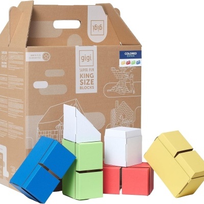 blocos de construção coloridos e caixa de cartão castanha com rótulo