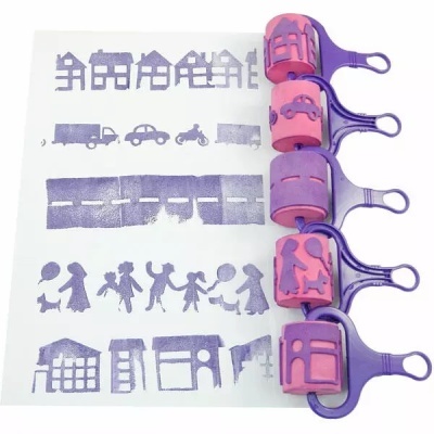 Conjunto de carimbos com padrões de casas, veículos, estrada e crianças em tinta roxa