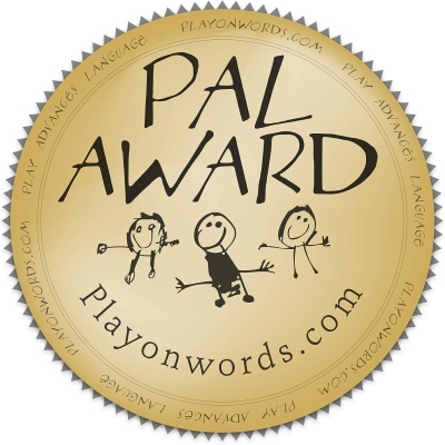 Selo dourado circular com texto PAL AWARD e desenhos infantis, website Playonwords.com