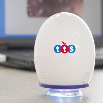 Dispositivo tecnológico branco oval com luz azul e logotipo tts