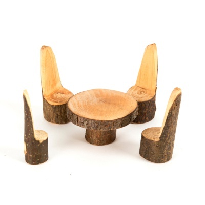 Conjunto de mesa redonda de madeira natural e quatro cadeiras rústicas.