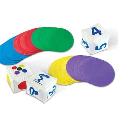 Dados macios coloridos e discos planos de várias cores para jogo