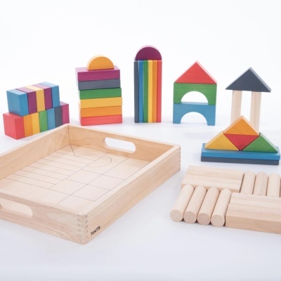 Blocos de madeira coloridos e naturais com bandeja de madeira