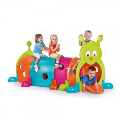 Brinquedo infantil lagarta colorida com crianças a brincar