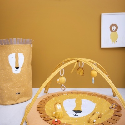 Tapete de atividade para bebés amarelo com rosto de leão e brinquedos, cesta de armazenamento amarela com rosto de leão