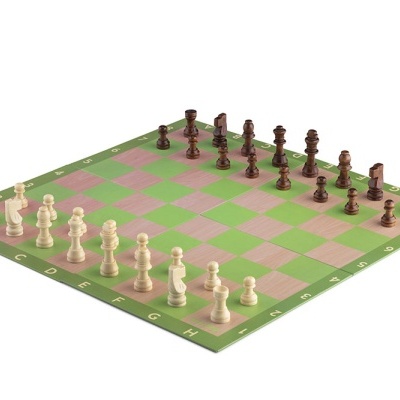 Tabuleiro de xadrez com peças de madeira em posição de início