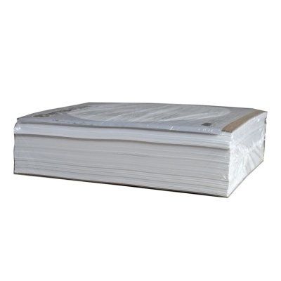 Pacote de papel branco rectangular embrulhado em película plástica