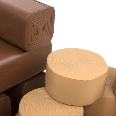 Almofadas e pufes castanhos e bege com textura de madeira