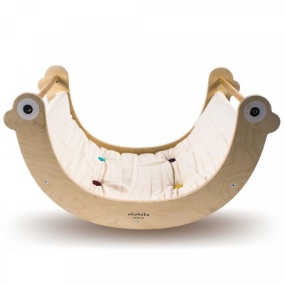 Baloiço infantil em madeira clara com assento branco e olhos decorativos