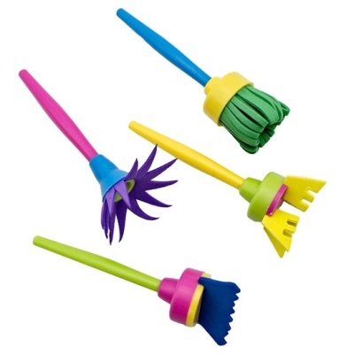 Quatro escovas coloridas com cabos longos e cabeças em espuma colorida em formas variadas