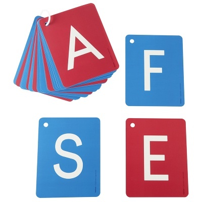 Cartas coloridas azuis e vermelhas com letras brancas em fundo branco