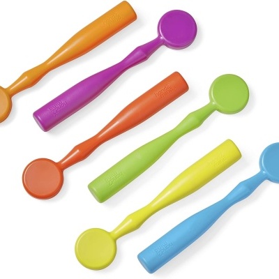 Seis colheres medidoras coloridas de plástico com cabo texturizado
