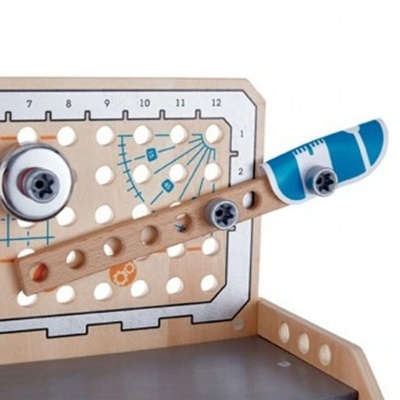 brinquedo de madeira com peças azuis e régua perfurada