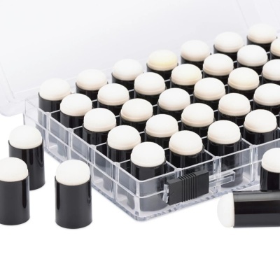 Conjunto de carimbos redondos preto e branco numa caixa transparente