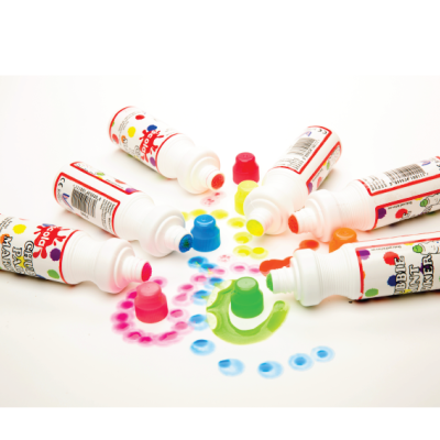 Frascos brancos com tampas coloridas dispostos em círculo com gotas coloridas ao centro