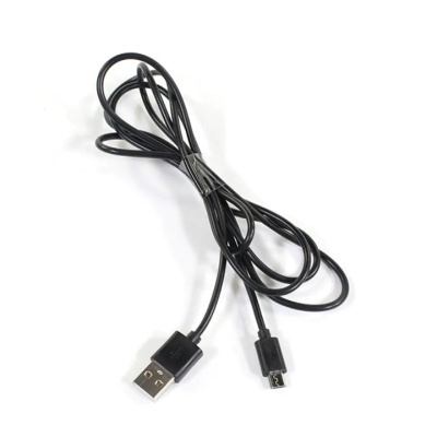 Cabo USB preto com conector USB tipo A e micro USB sobre fundo branco