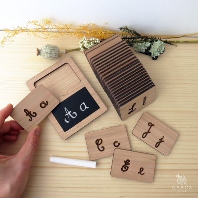 Cartões de madeira com letras do alfabeto maiúsculas e minúsculas para aprendizagem