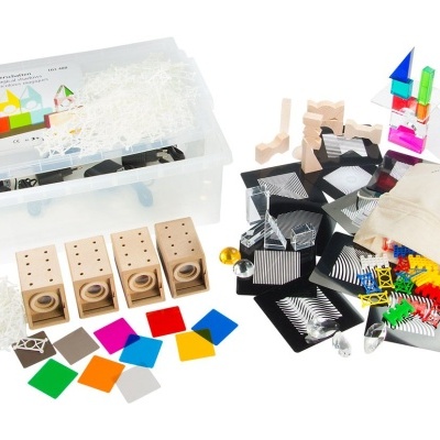 Kit educativo com peças de madeira, blocos coloridos, cartões e embalagem