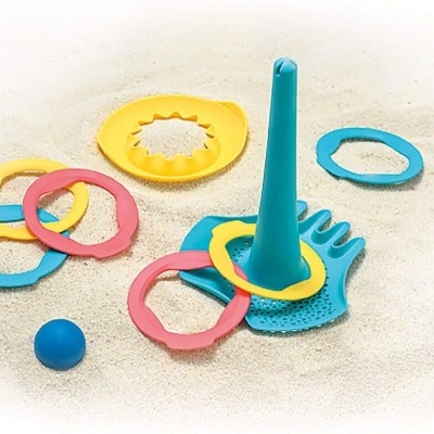 Brinquedos de praia coloridos sobre areia clara