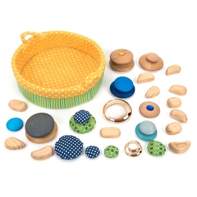 peças de jogo em madeira e tecido colorido com cesta amarela de bolinhas brancas