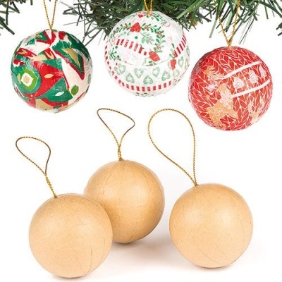 Conjunto de bolas de Natal decoradas e em madeira clara com cordão dourado para pendurar.